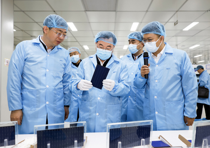 甘肃省委书记、省人大常委会主任胡昌升一行莅临z6com·尊龙光伏酒泉工厂调研指导工作