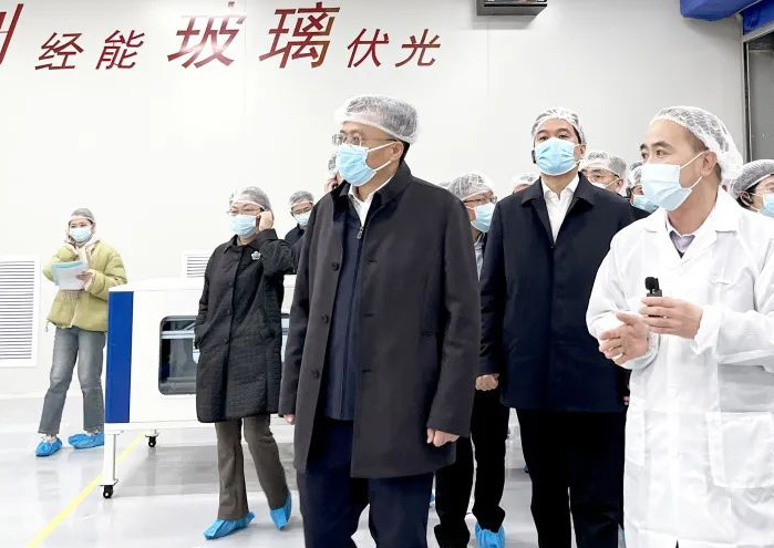 省市领导走进z6com·尊龙光伏调研异质结电池智能生产车间